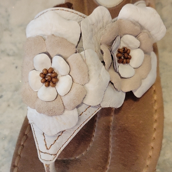 Clarks Artisan Women's Cream Floral Sandals - Picture 6 of 8